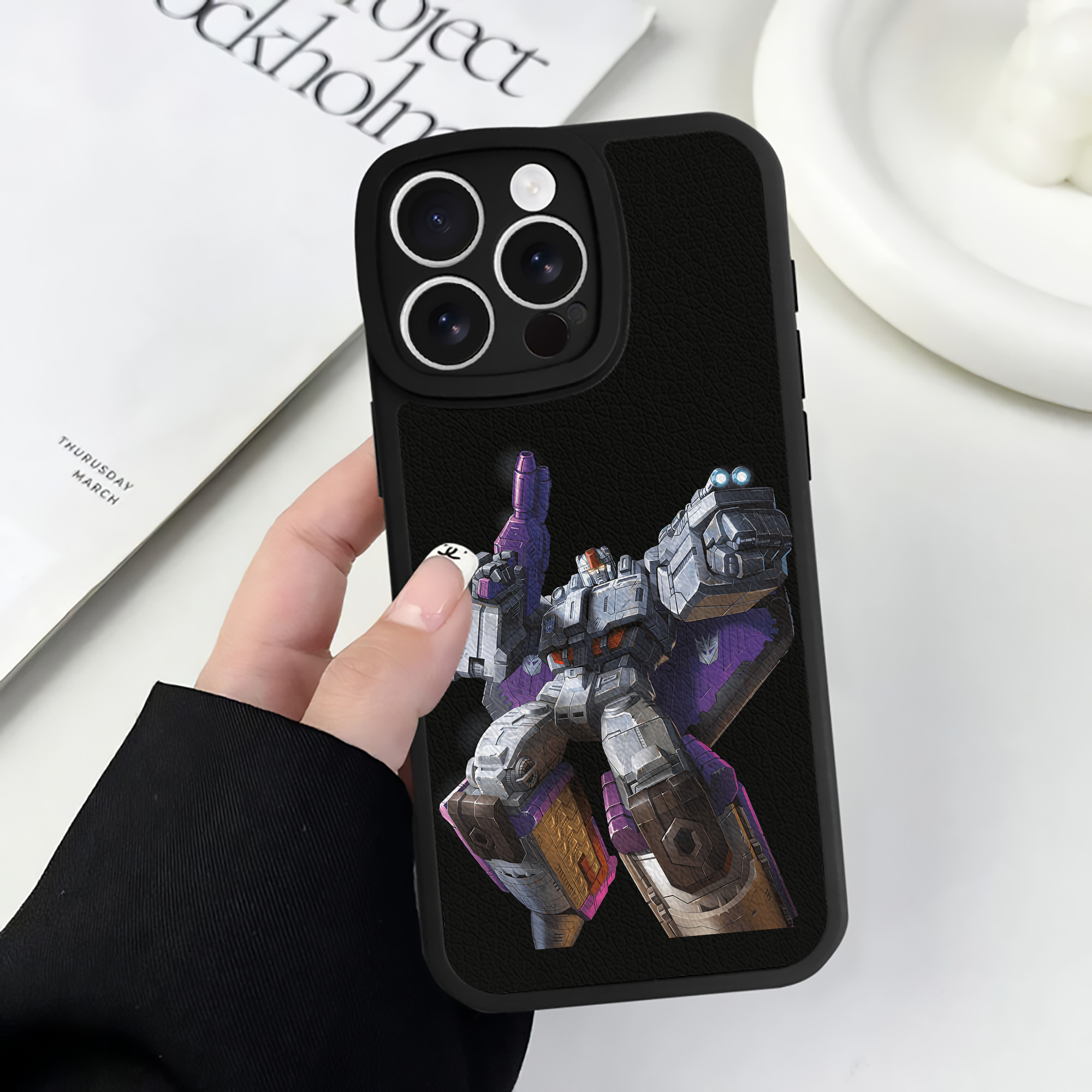（画像用） Transformers トランスフォーマー 【iPhone 16シリーズ対応】シリコンスマホケース（レザー調） 材質：シリコン